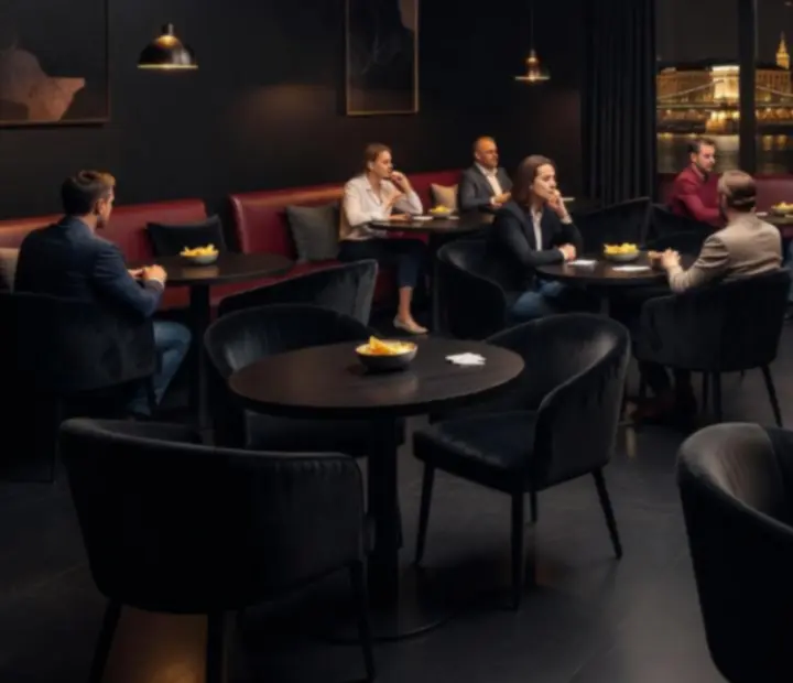 Modern, burgundi tónusú belső terek a Hangulattér étteremben